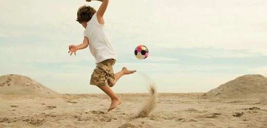 Familiennewsletter: Strandfußball ist heute viel anstrengender als früher