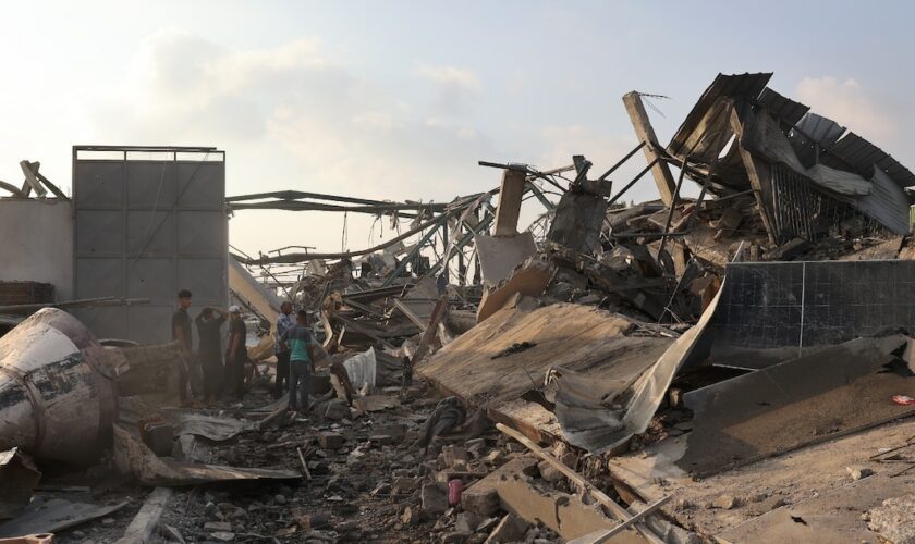 Des Palestinens inspectent les dommages d'une frappe israélienne à al-Zawayda, dans le centre de la bande de Gaza, le 17 août 2024, sur fond de conflit entre Israël et le mouvement islamiste Hamas