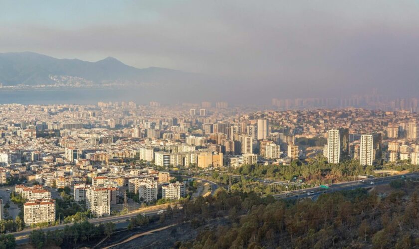 Das Feuer bei Izmir sieht auch von oben gewaltig aus – glücklicherweise gibt es bisher keine Verletzten