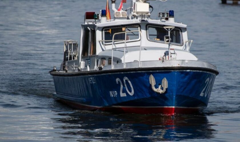 Nach einem Bootsausflug gilt ein 29-Jähriger als vermisst - jetzt wurde er tot gefunden. (Archivbild) Foto: Paul Zinken/dpa