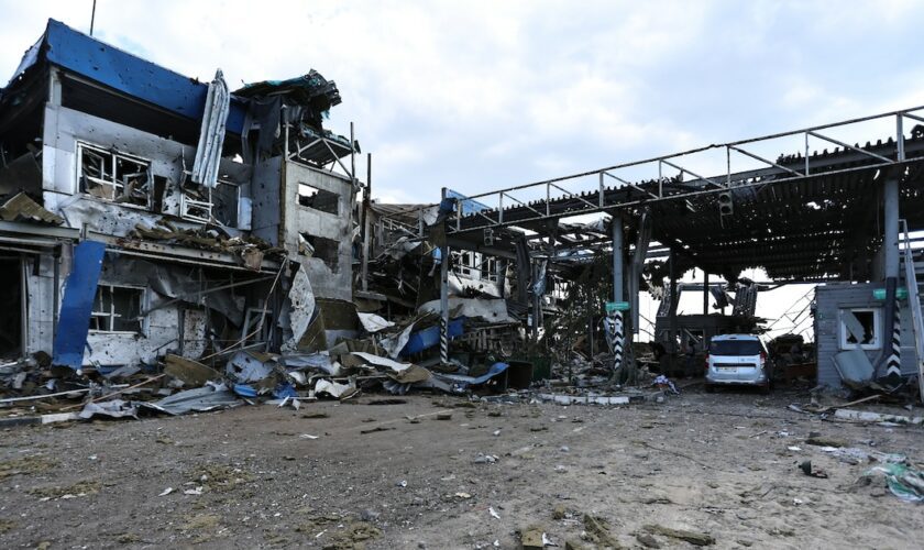 Un poste frontière détruit près de la ville russe de Sudzha, contrôlée par l'Ukraine, dans la région de Koursk, photographié au cours d'une visite de presse organisée par les autorités ukrainiennes, le 16 août 2024