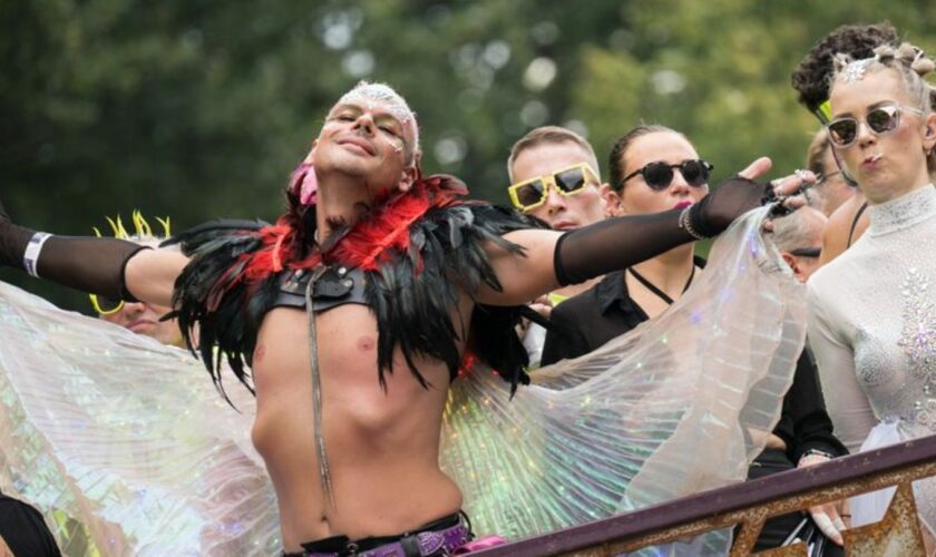 Manche Teilnehmer der Technoparade mögen es schrill. Foto: Sebastian Christoph Gollnow/dpa