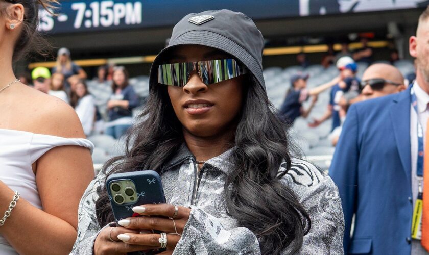 Simone Biles catches heat for wearing Jonathan Owens-themed Packers jacket to Bears' preseason game