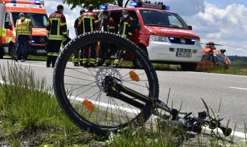 Ein 76-jähriger Radfahrer ist im Kreis Würzburg von einem Auto erfasst worden und gestorben. (Symbolbild) Foto: Nicols Schäfers/