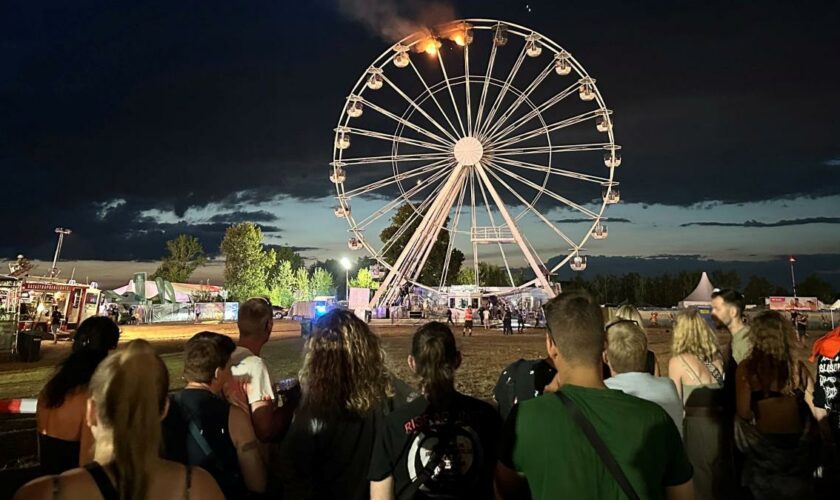 Zwei Gondeln eines Riesenrades fangen Feuer – mehrere Verletzte