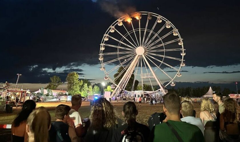 Beim Highfield-Festivals bei Leipzig haben zwei Gondeln des Riesenrades begonnen zu brennen. Foto: Str./dpa