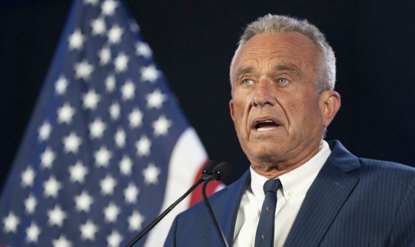 Présidentielle américaine : Robert F. Kennedy Jr. « suspend » sa campagne et rallie Donald Trump