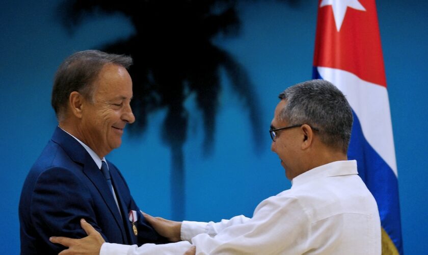 Jean-Pierre Bel (à gauche) est décoré de la médaille de l'amitié des mains du vice-ministre cubain des Affaires étrangères Marcelino Medina (à droite) au ministère des Affaires étrangères de La Havane, le 25 octobre 2016. (Photo de Yamil LAGE / AFP)