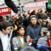 Rima Hassan s'adresse aux journalistes à côté de son avocat Vincent Brengarth (G) lors d'un rassemblement de soutien, à Paris le 30 avril 2024