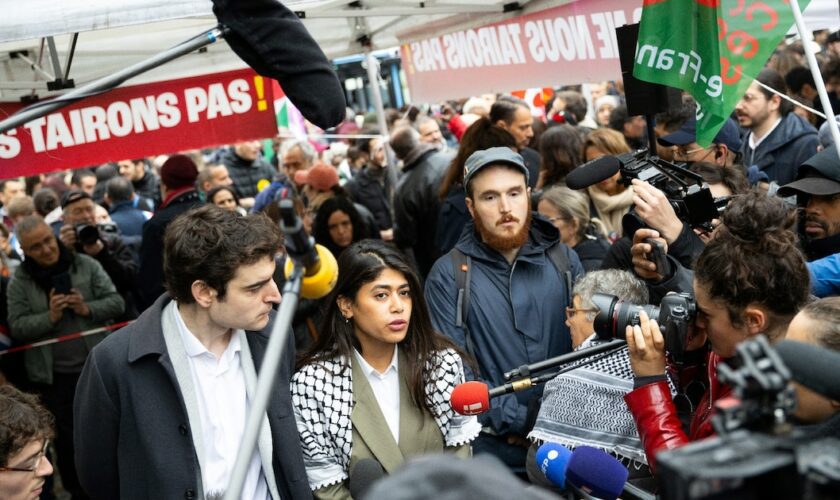 Rima Hassan s'adresse aux journalistes à côté de son avocat Vincent Brengarth (G) lors d'un rassemblement de soutien, à Paris le 30 avril 2024