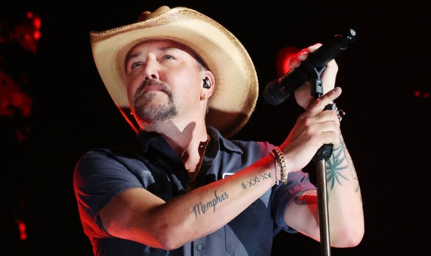 Jason Aldean reunites military family with onstage surprise