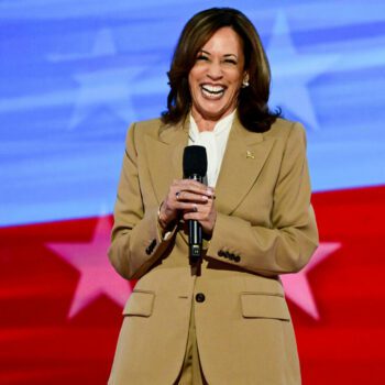 Kamala Harris ne choisit pas ses tenues de campagne au hasard et fait passer des messages à travers ses costumes