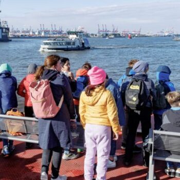 Hamburger Schüler können ab Ferienende alle Nahverkehrsmittel gratis nutzen, auch die Hafenfähren. (Archivfoto) Foto: Markus Sch