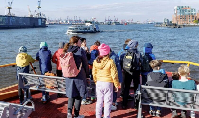 Hamburger Schüler können ab Ferienende alle Nahverkehrsmittel gratis nutzen, auch die Hafenfähren. (Archivfoto) Foto: Markus Sch