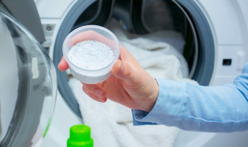 Une cuillère de ce produit dans la machine suffit pour obtenir un linge propre et éclatant