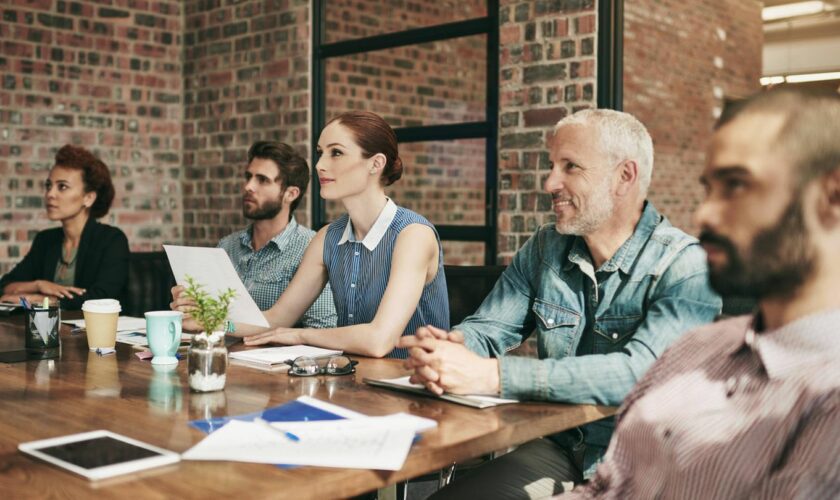 Personen an einem Tisch im Büro