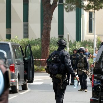 Les forces de l'ordre se tiennent près d'une synagogue après l'incendie et l'explosion de voitures à La Grande-Motte, dans le sud de la France, le 24 août 2024.