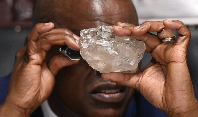 Botswana : découverte d'un diamant de 2 492 carats, le deuxième plus gros au monde