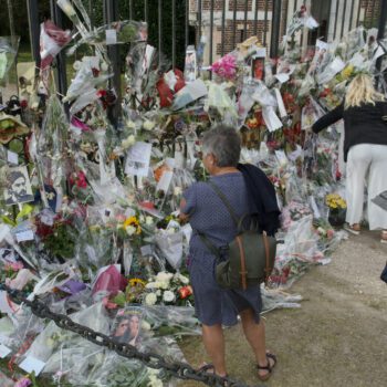 Mort d’Alain Delon : durant ses obsèques, ses fans lui rendent un dernier hommage devant sa propriété de Douchy