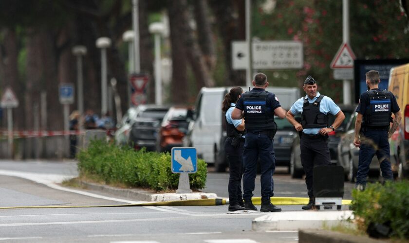 French authorities hunt for arsonist who targeted synagogue, injured police officer