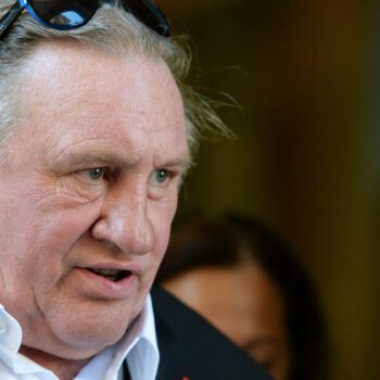 Affaire Gérard Depardieu : le parquet requiert un procès pour viols et agressions sexuelles après la plainte de Charlotte Arnould