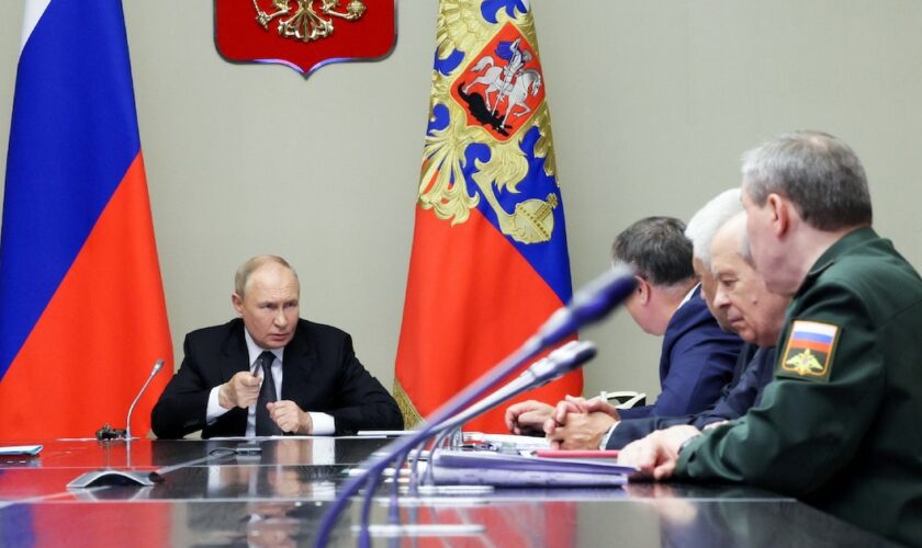 Photo diffusée par l'agence russe Sputnik du président russe Vladimir Poutine (g) lors d'une réunion surl a situation dans la région de Koursk, le 12 août 2024 à Novo-Ogaryovo, près de Moscou