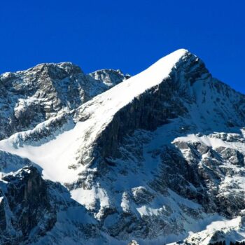 Die schneebedeckte Alpspitze in Garmisch-Partenkirchen