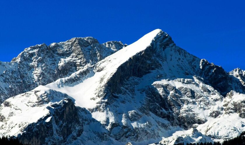 Die schneebedeckte Alpspitze in Garmisch-Partenkirchen