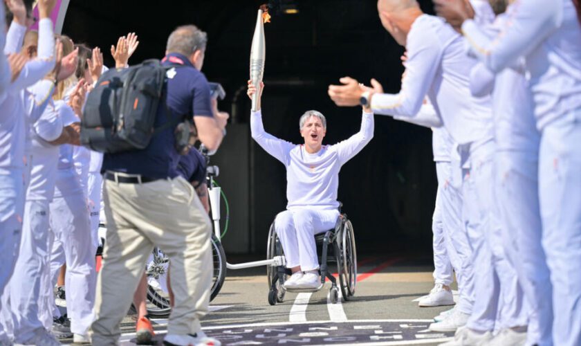 Paris 2024 : la flamme paralympique arrive en France par le Tunnel sous la Manche