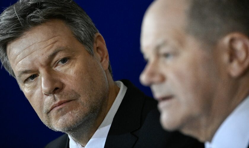 Le ministre écologiste de l'Économie et du Climat allemand, Robert Habeck, et le chancelier Olaf Scholz, lors d'une conférence de presse à Berlin, le 13 décembre 2023