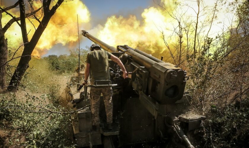 Un soldat ukrainien de la 24e brigade mécanisée tire un obusier automoteur de 152 mm 2s5 "Hyacinth-s" en direction des positions russes à un endroit non divulgué dans la région de Donetsk, le 20 août 2024