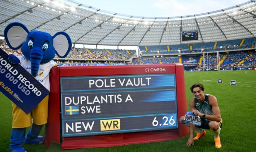 Athlétisme : Armand Duplantis décroche un nouveau record du monde du saut à la perche à 6,26 m