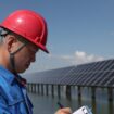 Un membre du personnel vérifie les appareils du projet de démonstration photovoltaïque de surface de l'eau de Xinghuo du champ pétrolifère de Daqing, à Daqing, dans la province du Heilongjiang (nord-est de la Chine), le 8 août 2024.