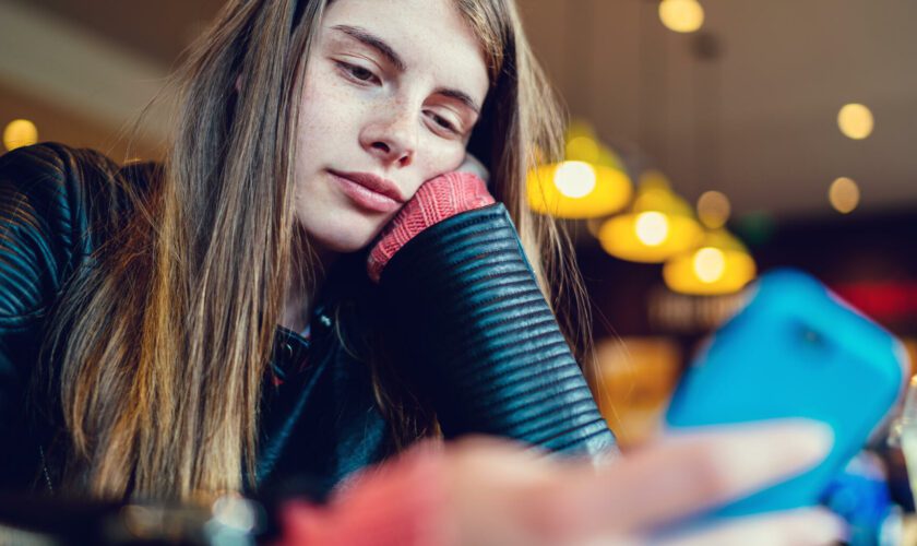 Scroller sur son téléphone augmente l’ennui et l’insatisfaction sans nous divertir, selon cette étude