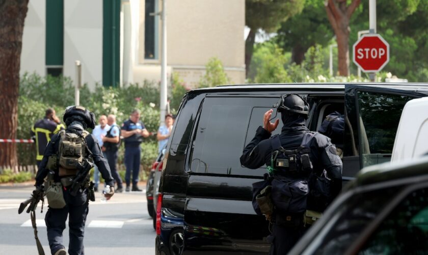 Les forces de l'ordre sécurisent les abords de la synagogue de La Grande Motte, dans l'Hérault, le 24 août 2024