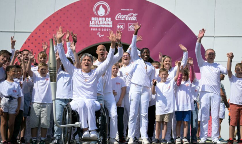 JO Paris 2024 : la flamme paralympique est arrivée en France en traversant la Manche