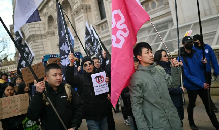 Le militant pro-démocratie Finn Lau (centre droit) mène une marche dans les rues de Londres pour protester contre la nouvelle loi sur la sécurité nationale à Hong Kong, le 23 mars 2024