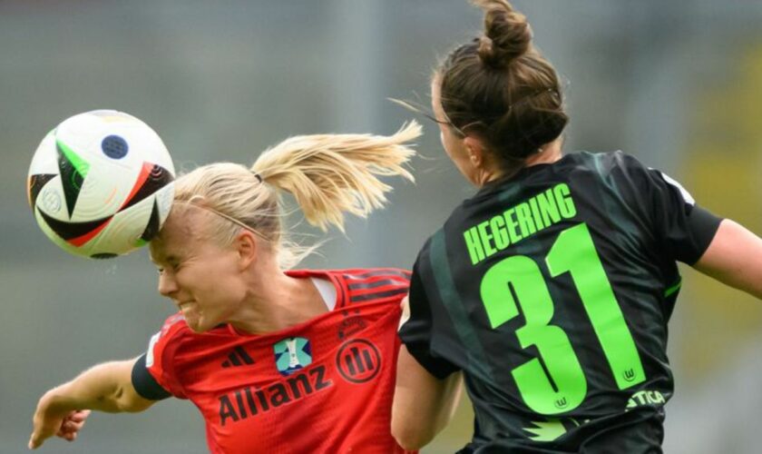 Münchens Pernilla Harder (l) und Wolfsburgs Marina Hegering gelten mit ihren Clubs als heiße Titelkandidaten. Foto: Robert Micha