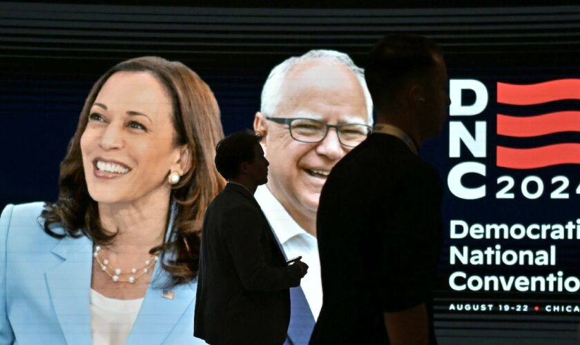 Une affiche de la vice-présidente américaine Kamala Harris et de son colistier Tim Walz, pendant la convention nationale démocrate à Chicago, le 21 août 2024 dans l'Illinois