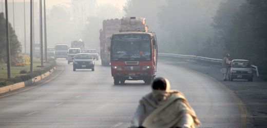 Pakistan: Bewaffnete stoppen Fahrzeuge und töten 22 Menschen