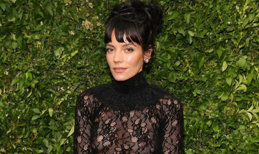 Lily Allen dit recevoir des menaces de mort pour avoir rendu sa chienne adoptée, la chanteuse tacle PETA