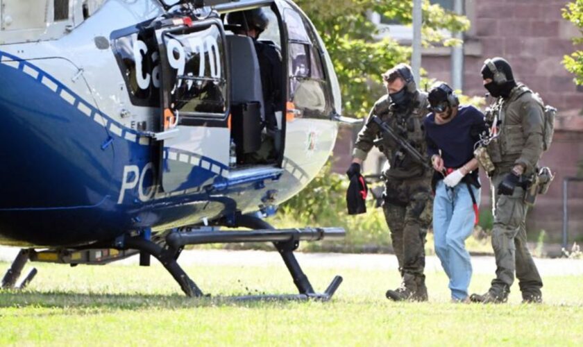 Der Tatverdächtige wurde am Sonntagnachmittag zu einem Hubschrauber gebracht und zurück nach NRW geflogen. Foto: Uli Deck/dpa