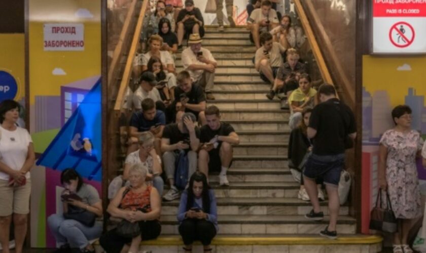 Menschen warten in einer Kiewer U-Bahn auf das Ende der Luftangriffe