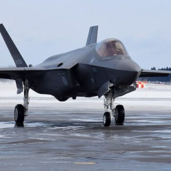 Un nouvel avion de chasse F-35A acquis par les Forces d'autodéfense au Japon, à son arrivée sur la base aérienne japonaise de Misawa, le 26 janvier 2018