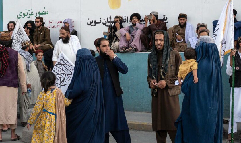 Afghanistan : les talibans promulguent une loi pour «prévenir le vice» et interdisent aux femmes de chanter et de se déplacer seules