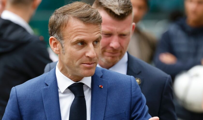 Le président Emmanuel Macron quitte le bureau de vote du Touquet après avoir voté au 1er tour des législatives, le 30 juin 2024 dans le Pas-de-Calais