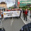 Linke und rechte Demonstranten gehen in Solingen erneut aufeinander los