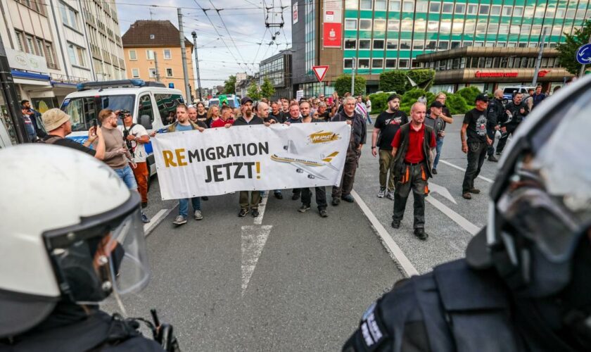 Linke und rechte Demonstranten gehen in Solingen erneut aufeinander los