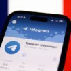 L'application de la messagerie cryptée Telegram devant un drapeau français.