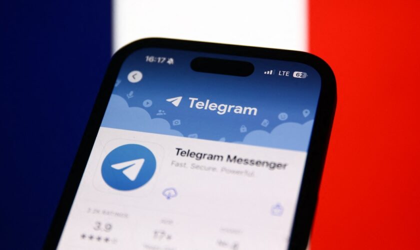 L'application de la messagerie cryptée Telegram devant un drapeau français.